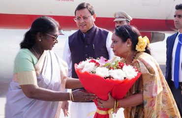 राष्ट्रपति श्रीमती द्रौपदी मुर्मु के जौलीग्रांट एयरपोर्ट आगमन पर उनका स्वागत एवं अभिनंदन करती हुईं विधानसभा अध्यक्ष श्रीमती ऋतु खण्डूड़ी भूषण।