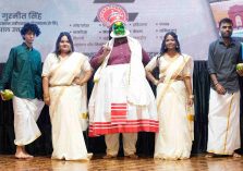 राजभवन में विभिन्न राज्यों और केंद्र शासित प्रदेशों के स्थापना दिवस कार्यक्रम के अवसर पर विविध सांस्कृतिक कार्यक्रमों की मनमोहक प्रस्तुतियां देते हुए कलाकार।;?>