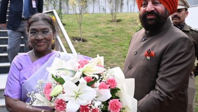 Governor welcoming the President in the cultural program