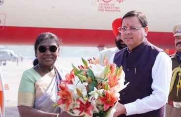 राष्ट्रपति श्रीमती द्रौपदी मुर्मु के जौलीग्रांट एयरपोर्ट आगमन पर उनका स्वागत एवं अभिनंदन करते हुए मुख्यमंत्री श्री पुष्कर सिंह धामी।