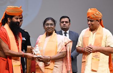 राष्ट्रपति श्रीमती द्रौपदी मुर्मु को स्मृति चिन्ह एवं शॉल भेंट करते हुए पतंजलि विश्वविद्यालय हरिद्वार के कुलाधिपति स्वामी रामदेव, कुलपति आचार्य बालकृष्ण।