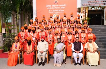 President Smt. Draupadi Murmu along with the Governor and Chief Minister with researchers and students who received degrees and medals at the second convocation of Patanjali University, Haridwar.