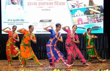 राजभवन में विभिन्न राज्यों और केंद्र शासित प्रदेशों के स्थापना दिवस कार्यक्रम के अवसर पर विविध सांस्कृतिक कार्यक्रमों की मनमोहक प्रस्तुतियां देते हुए कलाकार।