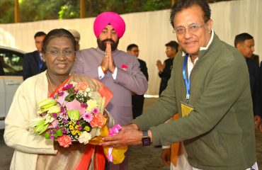 राष्ट्रपति श्रीमती द्रौपदी मुर्मु के कैंची धाम, बाबा नीब करौरी धाम पहुंचने पर पुष्पगुच्छ भेंट कर स्वागत करते हुए मंदिर प्रबंधन समिति के अध्यक्ष।