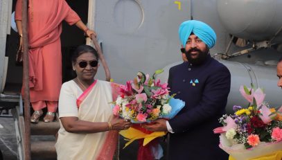 Governor welcoming President Smt. Draupadi Murmu on her arrival at Haldwani Army Helipad.
