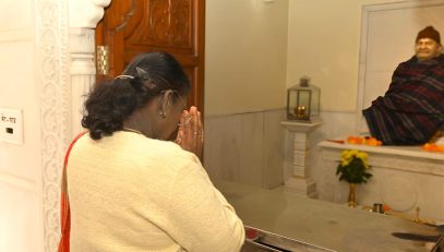 President Smt. Draupadi Murmu performing puja at Baba Neeb Karori Dham located at Kainchi Dham along with the Governor.