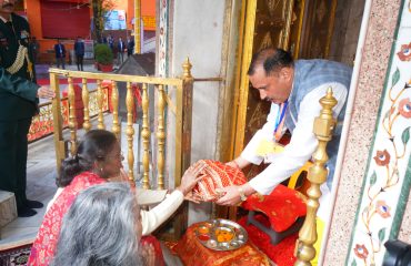 शक्तिपीठ श्री मां नयना देवी मंदिर में पहुंचकर मां नयना देवी की पूजा-अर्चना करती हुईं राष्ट्रपति।