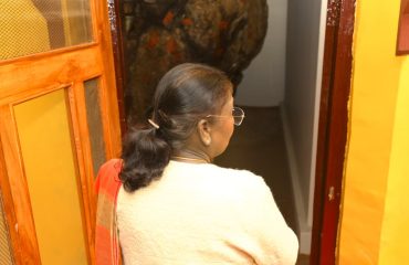 President Smt. Draupadi Murmu performing puja at Baba Neeb Karori Dham located at Kainchi Dham along with the Governor.
