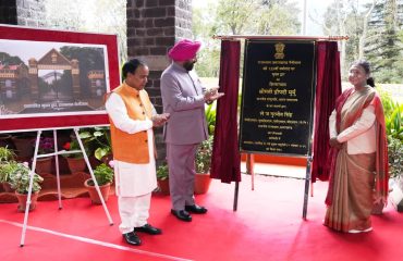 राजभवन नैनीताल के मुख्य द्वार का शिलान्यास करती हुईं राष्ट्रपति श्रीमती द्रौपदी मुर्मु साथ में राज्यपाल।