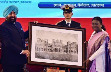 राजभवन नैनीताल की 125वीं वर्षगांठ के उपलक्ष्य में आयोजित कार्यक्रम के अवसर पर राष्ट्रपति श्रीमती द्रौपदी मुर्मु को राजभवन नैनीताल की फोटो फ्रेम भेंट करते हुए राज्यपाल।