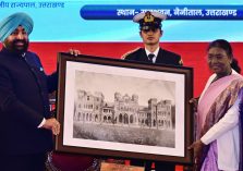 The Governor presenting a photo frame of Raj Bhawan Nainital to President Smt. Draupadi Murmu during the programme organised to commemorate the 125th anniversary of Raj Bhawan Nainital.;?>
