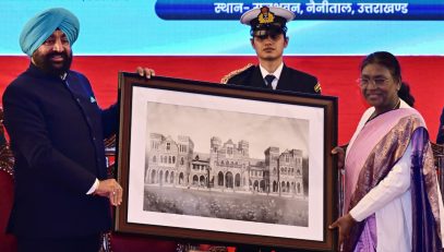The Governor presenting a photo frame of Raj Bhawan Nainital to President Smt. Draupadi Murmu during the programme organised to commemorate the 125th anniversary of Raj Bhawan Nainital.