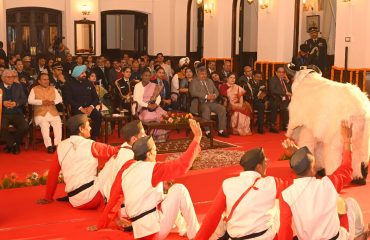 राजभवन नैनीताल की 125वीं वर्षगांठ के उपलक्ष्य में आयोजित कार्यक्रम के अवसर पर सांस्कृतिक प्रस्तुतियाँ देखती हुईं राष्ट्रपति श्रीमती द्रौपदी मुर्मु एवं राज्यपाल।
