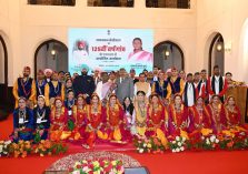 राजभवन नैनीताल की 125वीं वर्षगांठ के उपलक्ष्य में आयोजित कार्यक्रम के अवसर पर लोक कलाकारों के साथ राष्ट्रपति श्रीमती द्रौपदी मुर्मु एवं राज्यपाल।;?>