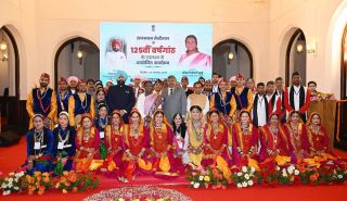 President Smt. Draupadi Murmu and the Governor with folk artists during the programme organised to commemorate the 125th anniversary of Raj Bhawan Nainital.