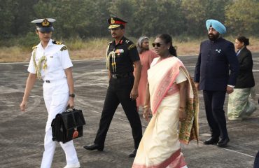 राष्ट्रपति श्रीमती द्रौपदी मुर्मु हल्द्वानी आर्मी हेलीपैड पहुंचने पर उनका स्वागत करते हुए कुमाऊँ आयुक्त दीपक रावत।