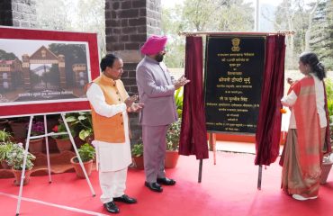 President Mrs. Draupadi Murmu laying the foundation stone of the main gate of Raj Bhawan Nainital .