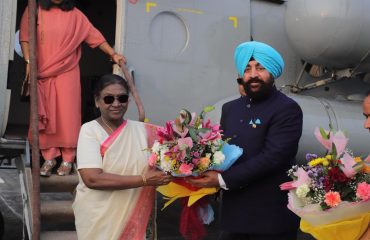 राष्ट्रपति श्रीमती द्रौपदी मुर्मु हल्द्वानी आर्मी हेलीपैड पहुंचने पर उनका स्वागत करते हुए राज्यपाल।