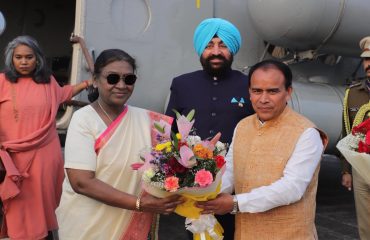 Cabinet Minister Dr. Dhan Singh Rawat welcoming President Smt. Draupadi Murmu on her arrival at Haldwani Army Helipad.