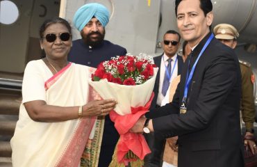 राष्ट्रपति श्रीमती द्रौपदी मुर्मु हल्द्वानी आर्मी हेलीपैड पहुंचने पर उनका स्वागत करते हुए कुमाऊँ आयुक्त दीपक रावत।