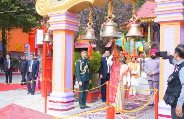 शक्तिपीठ श्री मां नयना देवी मंदिर में पहुंचकर मां नयना देवी की पूजा-अर्चना करती हुईं राष्ट्रपति श्रीमती द्रौपदी मुर्मु।