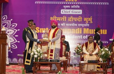 Vice Chancellor Prof. Diwan Singh Rawat presenting a replica of Jageshwar Dham to the Governor on the occasion of the 20th Convocation of Kumaon University, Nainital.