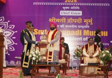 कुमाऊँ विश्वविद्यालय, नैनीताल के 20वें दीक्षांत समारोह के अवसर पर राज्यपाल को जागेश्वर धाम की प्रतिकृति भेंट करते हुए कुलपति प्रो. दीवान सिंह रावत।;?>