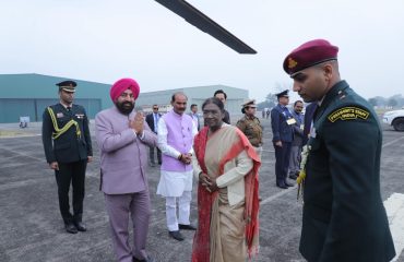 तीन दिवसीय उत्तराखण्ड प्रवास पूर्ण होने के उपरान्त नई दिल्ली लौटते समय हल्द्वानी हेलीपैड पर राष्ट्रपति श्रीमती द्रौपदी मुर्मु को विदाई देते हुए राज्यपाल।
