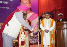 कुमाऊँ विश्वविद्यालय, नैनीताल के 20वें दीक्षांत समारोह का दीप प्रज्वलित कर शुभारंभ करते हुए राज्यपाल।;?>