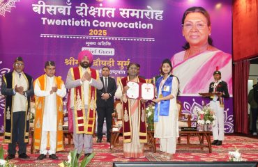 The President presenting gold medals and degrees to the outstanding students at the 20th Convocation of Kumaon University, Nainital.