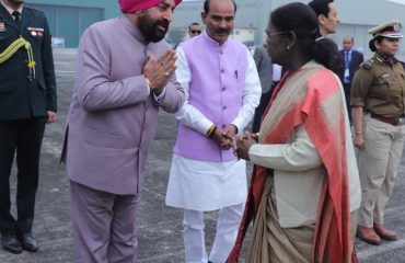 Governor bidding farewell to President Smt. Draupadi Murmu at Haldwani helipad on her return to New Delhi, after completion of three day visit to uttarakhand.