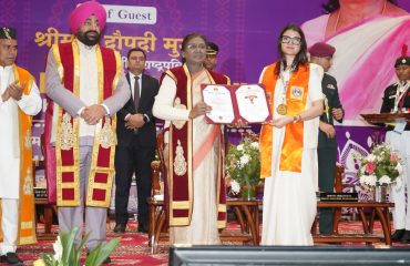 The President presenting gold medals and degrees to the outstanding students at the 20th Convocation of Kumaon University, Nainital.
