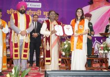 कुमाऊँ विश्वविद्यालय, नैनीताल के 20वें दीक्षांत समारोह में उत्कृष्ट प्रदर्शन करने वाले विद्यार्थियों को गोल्ड मेडल और उपाधियां प्रदान करती हुईं राष्ट्रपति।;?>