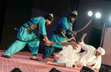 कार्यक्रम के अवसर पर अपनी प्रस्तुति देते हुए कलाकार।