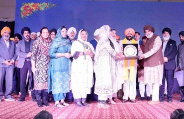 The Governor with members of the Sikh community on the occasion of the program.
