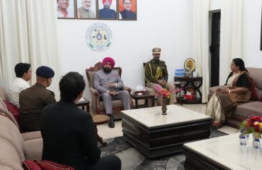 तराई भवन, ऊ सिं नगर में जिला प्रशासन के अधिकारियों के साथ बैठक करते हुए राज्यपाल।