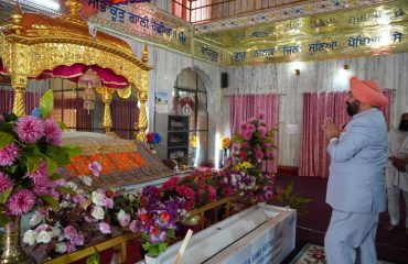 The Governor reaching Gurudwara Shri Reetha Sahib, paying obeisance at Darbar Sahib and praying for the peace, prosperity and well-being of the people of the country and the state.
