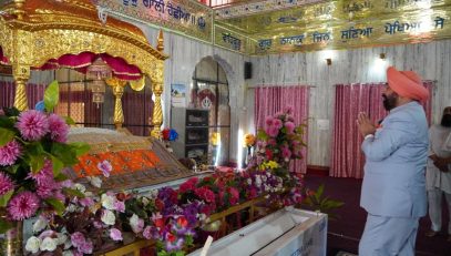 The Governor reaching Gurudwara Shri Reetha Sahib, paying obeisance at Darbar Sahib and praying for the peace, prosperity and well-being of the people of the country and the state.