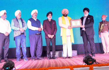 ⁠Members of the Gurdwara Management Committee presenting a memento to the Governor.
