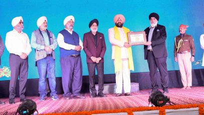 ⁠Members of the Gurdwara Management Committee presenting a memento to the Governor.