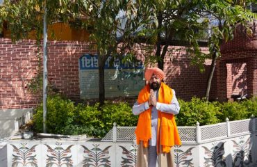 गुरुद्वारा पहुंचकर दरबार साहिब में मत्था टेककर देश और प्रदेशवासियों की सुख-शांति, समृद्धि एवं खुशहाली के लिए प्रार्थना करते हुए राज्यपाल।