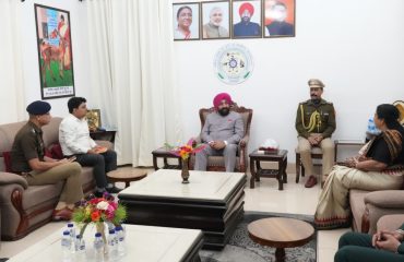 ऊधम सिंह नगर में जिला प्रशासन के अधिकारियों के साथ बैठक करते हुए राज्यपाल।