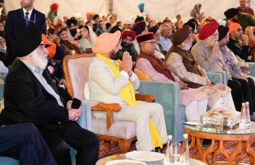 देहरादून स्थित गुरुद्वारा रेसकोर्स प्रबंधक समिति द्वारा आयोजित लाइट, साइट एंड साउंड शो कार्यक्रम में प्रतिभाग करते हुए राज्यपाल।