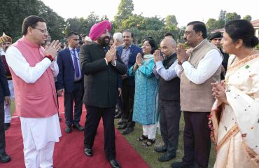 Governor and Chief Minister interacting with dignitaries present at the tea party organized at Raj Bhawan on the occasion of the Silver Jubilee celebrations of the establishment of Uttarakhand State.