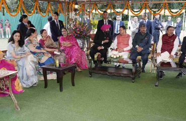 उत्तराखण्ड राज्य स्थापना के रजत जयंती समारोह के अवसर पर राजभवन में आयोजित स्वल्पाहार कार्यक्रम में उपस्थित गणमान्य लोगों के साथ राज्यपाल एवं मुख्यमंत्री।