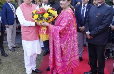 उत्तराखण्ड राज्य स्थापना के रजत जयंती समारोह के अवसर पर राजभवन में आयोजित स्वल्पाहार कार्यक्रम में राज्यपाल और प्रथम महिला श्रीमती गुरमीत कौर का स्वागत करते हुए मुख्यमंत्री।