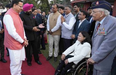 Governor and Chief Minister interacting with dignitaries present at the tea party organized at Raj Bhawan on the occasion of the Silver Jubilee celebrations of the establishment of Uttarakhand State.
