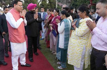 उत्तराखण्ड राज्य स्थापना के रजत जयंती समारोह के अवसर पर राजभवन में आयोजित स्वल्पाहार कार्यक्रम में उपस्थित लोगों से मुलाकात करते हुए राज्यपाल एवं मुख्यमंत्री।