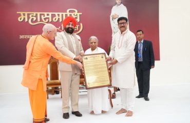 डॉ. एस. जी. सुशीलम्मा, को ‘‘स्वामी राम मानवता पुरस्कार-2025’’ से सम्मानित करते हुए राज्यपाल।