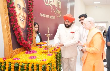 The Governor inaugurating the ceremony by paying tribute to Swami Rama Ji.